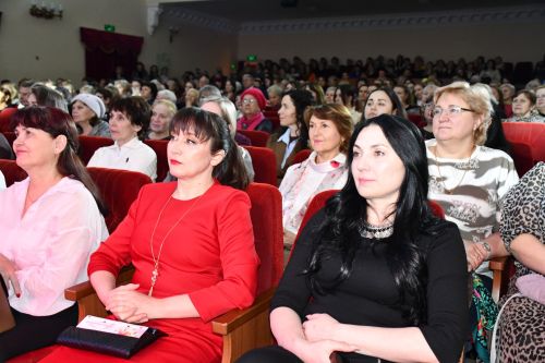 Музыкаль театрда гүзәл затларны якынлашып килүче 8 март бәйрәме белән котладылар
