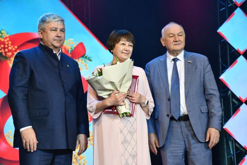 Музыкаль театрда гүзәл затларны якынлашып килүче 8 март бәйрәме белән котладылар
