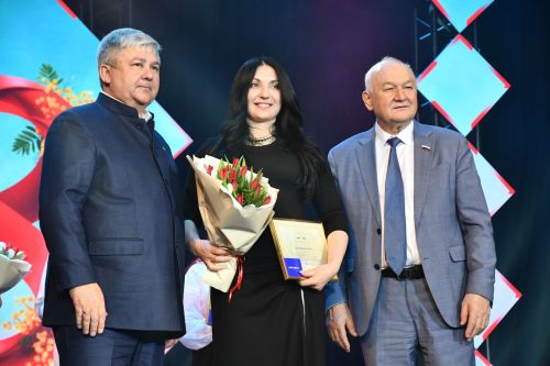 Музыкаль театрда гүзәл затларны якынлашып килүче 8 март бәйрәме белән котладылар