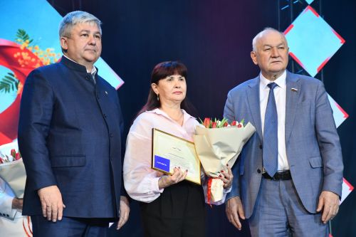 Музыкаль театрда гүзәл затларны якынлашып килүче 8 март бәйрәме белән котладылар