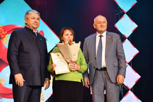 Музыкаль театрда гүзәл затларны якынлашып килүче 8 март бәйрәме белән котладылар