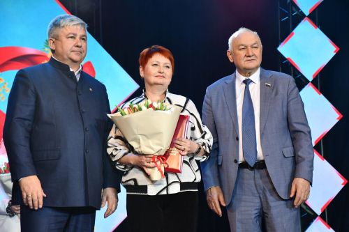 Музыкаль театрда гүзәл затларны якынлашып килүче 8 март бәйрәме белән котладылар