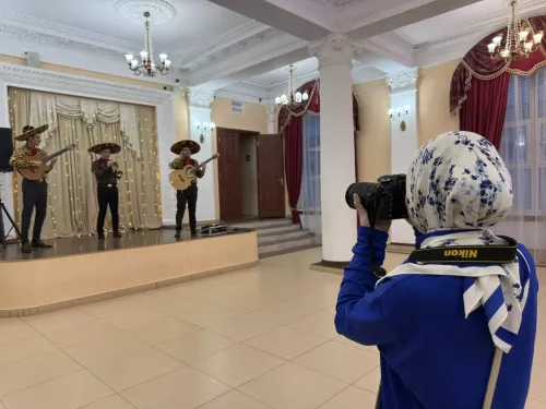 Музыкаль театрда гүзәл затларны якынлашып килүче 8 март бәйрәме белән котладылар