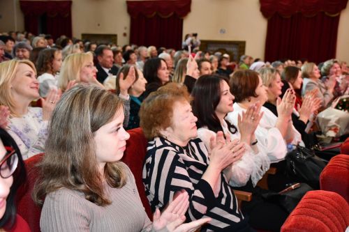 Музыкаль театрда гүзәл затларны якынлашып килүче 8 март бәйрәме белән котладылар