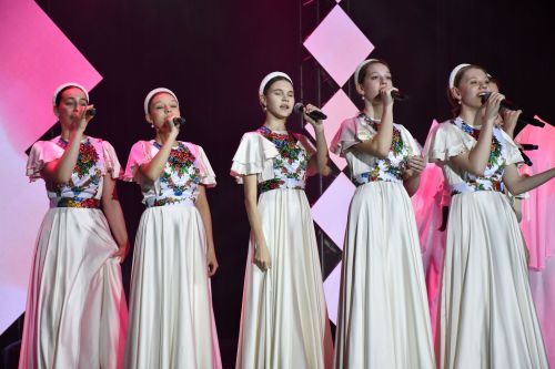 Музыкаль театрда гүзәл затларны якынлашып килүче 8 март бәйрәме белән котладылар