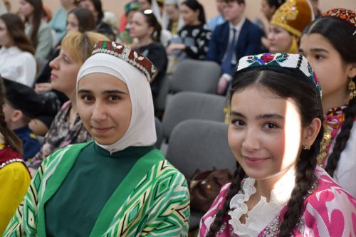 Яшел Үзәннең 10нчы гимназиясендә «Россия халыкларының традицияләре һәм кыйммәтләре» дип исемләнгән милли мәдәниятләрнең төбәкара фестивале