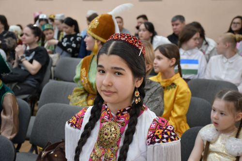 Яшел Үзәннең 10нчы гимназиясендә «Россия халыкларының традицияләре һәм кыйммәтләре» дип исемләнгән милли мәдәниятләрнең төбәкара фестивале