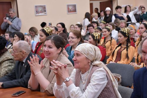 Яшел Үзәннең 10нчы гимназиясендә «Россия халыкларының традицияләре һәм кыйммәтләре» дип исемләнгән милли мәдәниятләрнең төбәкара фестивале