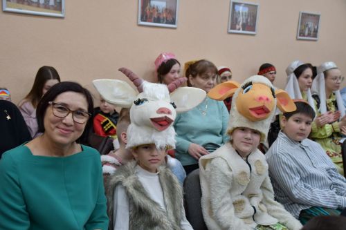 Яшел Үзәннең 10нчы гимназиясендә «Россия халыкларының традицияләре һәм кыйммәтләре» дип исемләнгән милли мәдәниятләрнең төбәкара фестивале