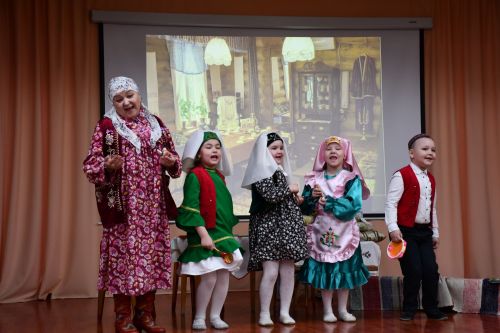 Яшел Үзәннең 10нчы гимназиясендә «Россия халыкларының традицияләре һәм кыйммәтләре» дип исемләнгән милли мәдәниятләрнең төбәкара фестивале