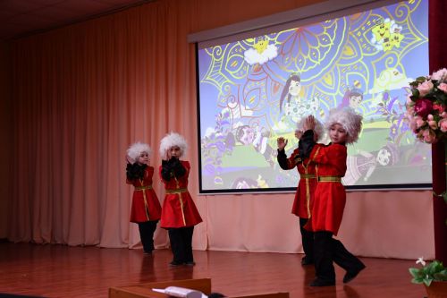 Яшел Үзәннең 10нчы гимназиясендә «Россия халыкларының традицияләре һәм кыйммәтләре» дип исемләнгән милли мәдәниятләрнең төбәкара фестивале
