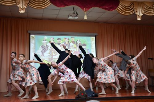 Яшел Үзәннең 10нчы гимназиясендә «Россия халыкларының традицияләре һәм кыйммәтләре» дип исемләнгән милли мәдәниятләрнең төбәкара фестивале