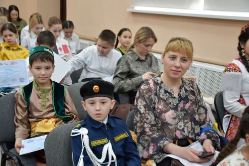 Яшел Үзәннең 10нчы гимназиясендә «Россия халыкларының традицияләре һәм кыйммәтләре» дип исемләнгән милли мәдәниятләрнең төбәкара фестивале