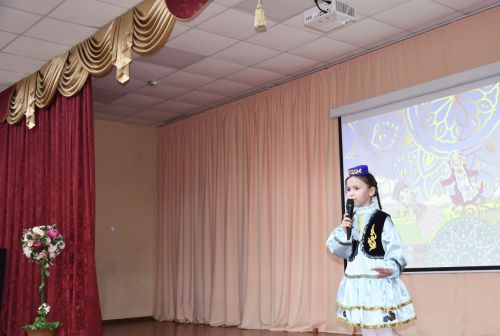 Яшел Үзәннең 10нчы гимназиясендә «Россия халыкларының традицияләре һәм кыйммәтләре» дип исемләнгән милли мәдәниятләрнең төбәкара фестивале