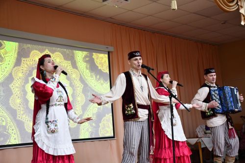 Яшел Үзәннең 10нчы гимназиясендә «Россия халыкларының традицияләре һәм кыйммәтләре» дип исемләнгән милли мәдәниятләрнең төбәкара фестивале