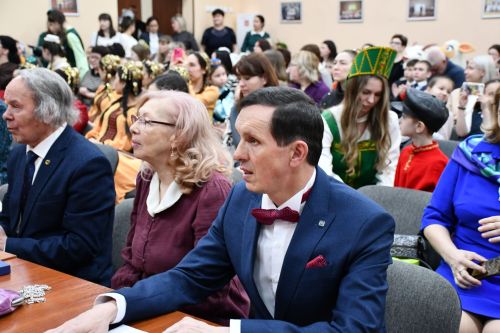 Яшел Үзәннең 10нчы гимназиясендә «Россия халыкларының традицияләре һәм кыйммәтләре» дип исемләнгән милли мәдәниятләрнең төбәкара фестивале