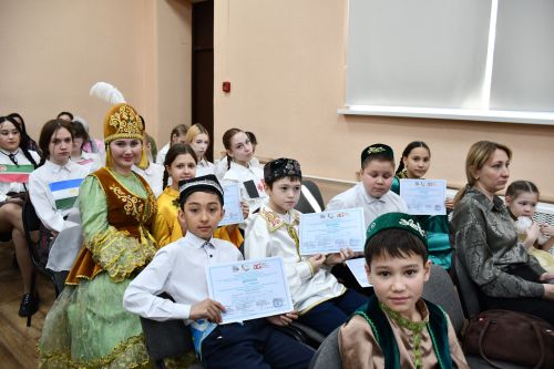 Яшел Үзәннең 10нчы гимназиясендә «Россия халыкларының традицияләре һәм кыйммәтләре» дип исемләнгән милли мәдәниятләрнең төбәкара фестивале