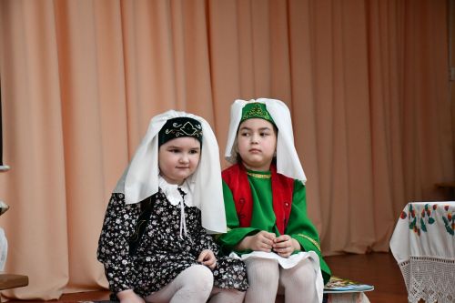 Яшел Үзәннең 10нчы гимназиясендә «Россия халыкларының традицияләре һәм кыйммәтләре» дип исемләнгән милли мәдәниятләрнең төбәкара фестивале