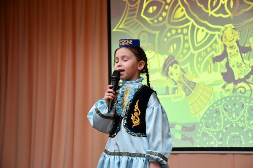 Яшел Үзәннең 10нчы гимназиясендә «Россия халыкларының традицияләре һәм кыйммәтләре» дип исемләнгән милли мәдәниятләрнең төбәкара фестивале