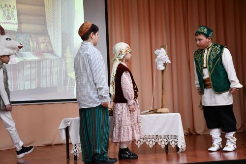 Яшел Үзәннең 10нчы гимназиясендә «Россия халыкларының традицияләре һәм кыйммәтләре» дип исемләнгән милли мәдәниятләрнең төбәкара фестивале