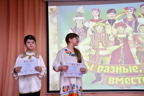 Яшел Үзәннең 10нчы гимназиясендә «Россия халыкларының традицияләре һәм кыйммәтләре» дип исемләнгән милли мәдәниятләрнең төбәкара фестивале