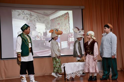 Яшел Үзәннең 10нчы гимназиясендә «Россия халыкларының традицияләре һәм кыйммәтләре» дип исемләнгән милли мәдәниятләрнең төбәкара фестивале