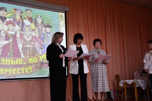 Яшел Үзәннең 10нчы гимназиясендә «Россия халыкларының традицияләре һәм кыйммәтләре» дип исемләнгән милли мәдәниятләрнең төбәкара фестивале