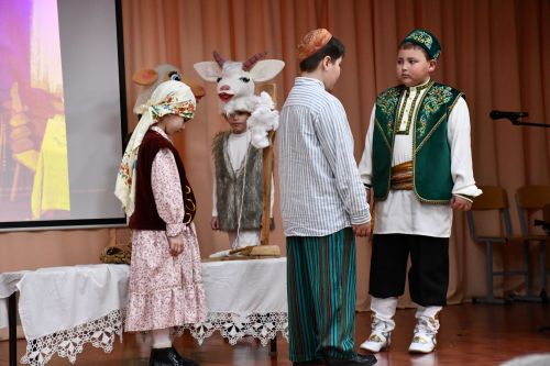 Яшел Үзәннең 10нчы гимназиясендә «Россия халыкларының традицияләре һәм кыйммәтләре» дип исемләнгән милли мәдәниятләрнең төбәкара фестивале