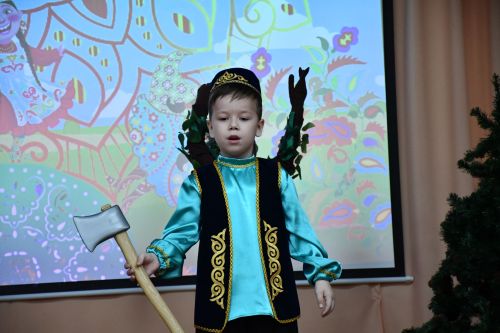 Яшел Үзәннең 10нчы гимназиясендә «Россия халыкларының традицияләре һәм кыйммәтләре» дип исемләнгән милли мәдәниятләрнең төбәкара фестивале