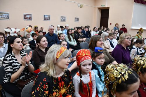 Яшел Үзәннең 10нчы гимназиясендә «Россия халыкларының традицияләре һәм кыйммәтләре» дип исемләнгән милли мәдәниятләрнең төбәкара фестивале
