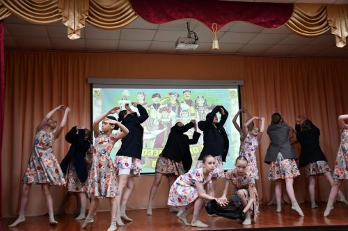Яшел Үзәннең 10нчы гимназиясендә «Россия халыкларының традицияләре һәм кыйммәтләре» дип исемләнгән милли мәдәниятләрнең төбәкара фестивале