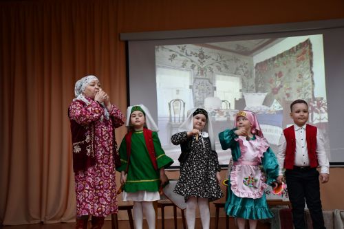Яшел Үзәннең 10нчы гимназиясендә «Россия халыкларының традицияләре һәм кыйммәтләре» дип исемләнгән милли мәдәниятләрнең төбәкара фестивале