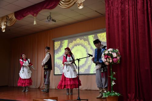 Яшел Үзәннең 10нчы гимназиясендә «Россия халыкларының традицияләре һәм кыйммәтләре» дип исемләнгән милли мәдәниятләрнең төбәкара фестивале