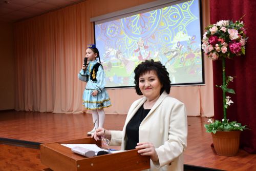 Яшел Үзәннең 10нчы гимназиясендә «Россия халыкларының традицияләре һәм кыйммәтләре» дип исемләнгән милли мәдәниятләрнең төбәкара фестивале