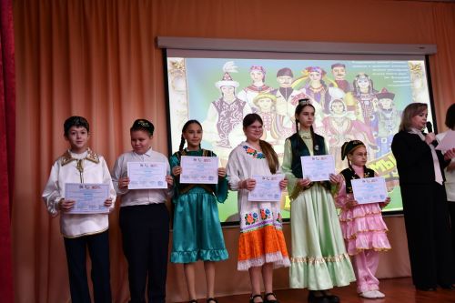 Яшел Үзәннең 10нчы гимназиясендә «Россия халыкларының традицияләре һәм кыйммәтләре» дип исемләнгән милли мәдәниятләрнең төбәкара фестивале