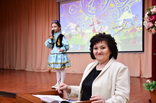 Яшел Үзәннең 10нчы гимназиясендә «Россия халыкларының традицияләре һәм кыйммәтләре» дип исемләнгән милли мәдәниятләрнең төбәкара фестивале