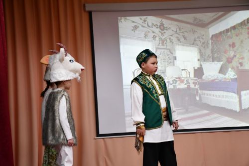 Яшел Үзәннең 10нчы гимназиясендә «Россия халыкларының традицияләре һәм кыйммәтләре» дип исемләнгән милли мәдәниятләрнең төбәкара фестивале