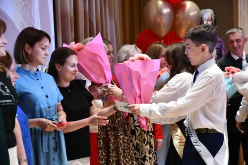 Ломоносов исемендәге 18нче лицейда соңгы кыңгырау
