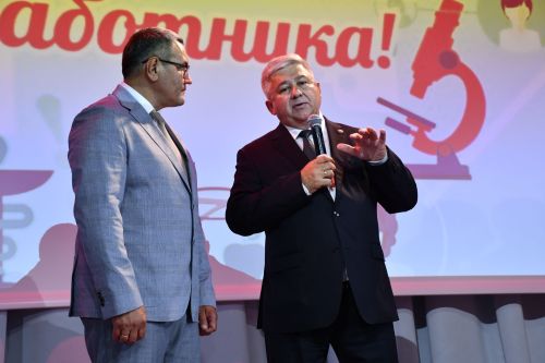 Медицина хезмәткәрләрен котладылар