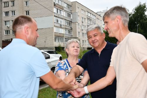 Малая Красная урамындагы 5нче һәм 7нче йортта капиталь ремонт эше барышы белән район башлыгы Михаил Афанасьев танышты