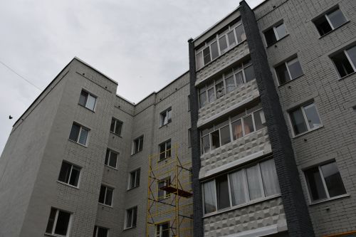 Малая Красная урамындагы 5нче һәм 7нче йортта капиталь ремонт эше барышы белән район башлыгы Михаил Афанасьев танышты