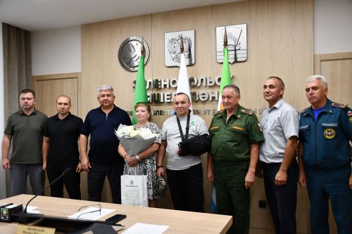 Михаил Афанасьев махсус хәрби операциядән ялга кайткан Айрат Зәйнуллин белән очрашты