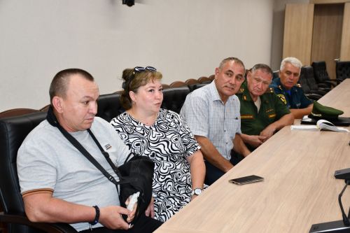Михаил Афанасьев махсус хәрби операциядән ялга кайткан Айрат Зәйнуллин белән очрашты