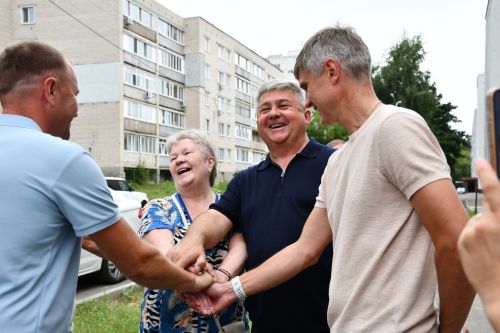 Малая Красная урамындагы 5нче һәм 7нче йортта капиталь ремонт эше барышы белән район башлыгы Михаил Афанасьев танышты