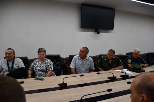 Михаил Афанасьев махсус хәрби операциядән ялга кайткан Айрат Зәйнуллин белән очрашты