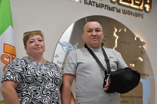 Михаил Афанасьев махсус хәрби операциядән ялга кайткан Айрат Зәйнуллин белән очрашты