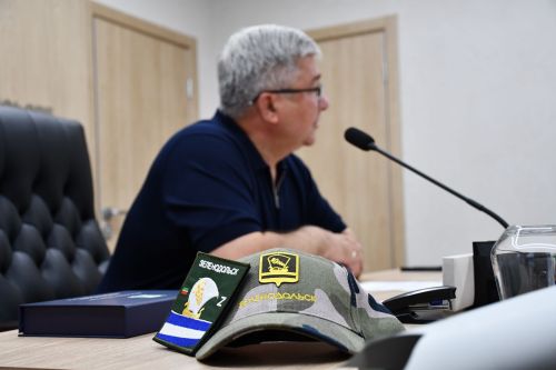 Михаил Афанасьев махсус хәрби операциядән ялга кайткан Айрат Зәйнуллин белән очрашты