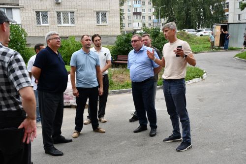 Малая Красная урамындагы 5нче һәм 7нче йортта капиталь ремонт эше барышы белән район башлыгы Михаил Афанасьев танышты