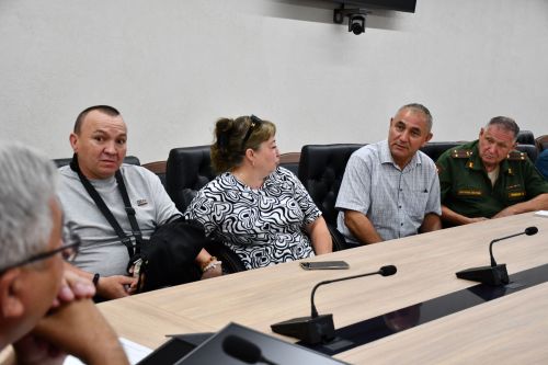 Михаил Афанасьев махсус хәрби операциядән ялга кайткан Айрат Зәйнуллин белән очрашты