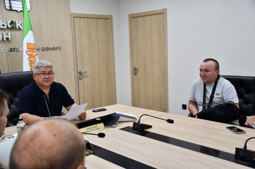 Михаил Афанасьев махсус хәрби операциядән ялга кайткан Айрат Зәйнуллин белән очрашты